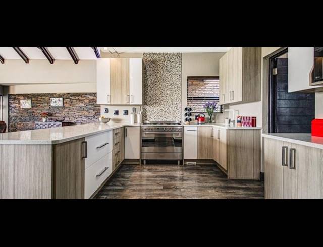 5 BEDROOM HOUSE FOR SALE IN BREDELL